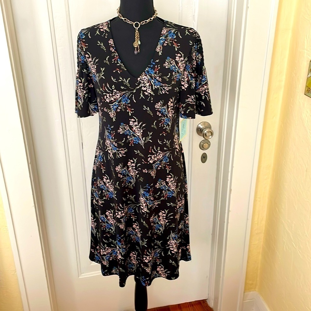 Ce Ce NWT‎  Floral Bouquet Dress of Periwinkle Pink with flutter Sleeves SizeS